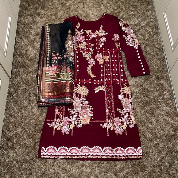 Embroidered suit with organza dupatta - Picture 2 of 3